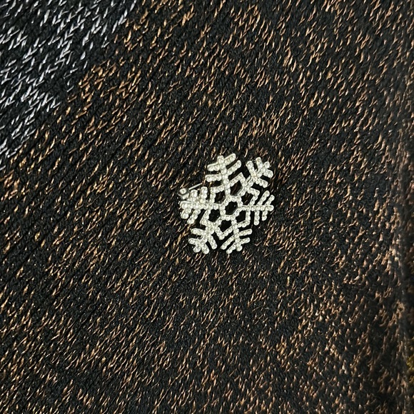 Poncho with snowflake brooch - Picture 2 of 3